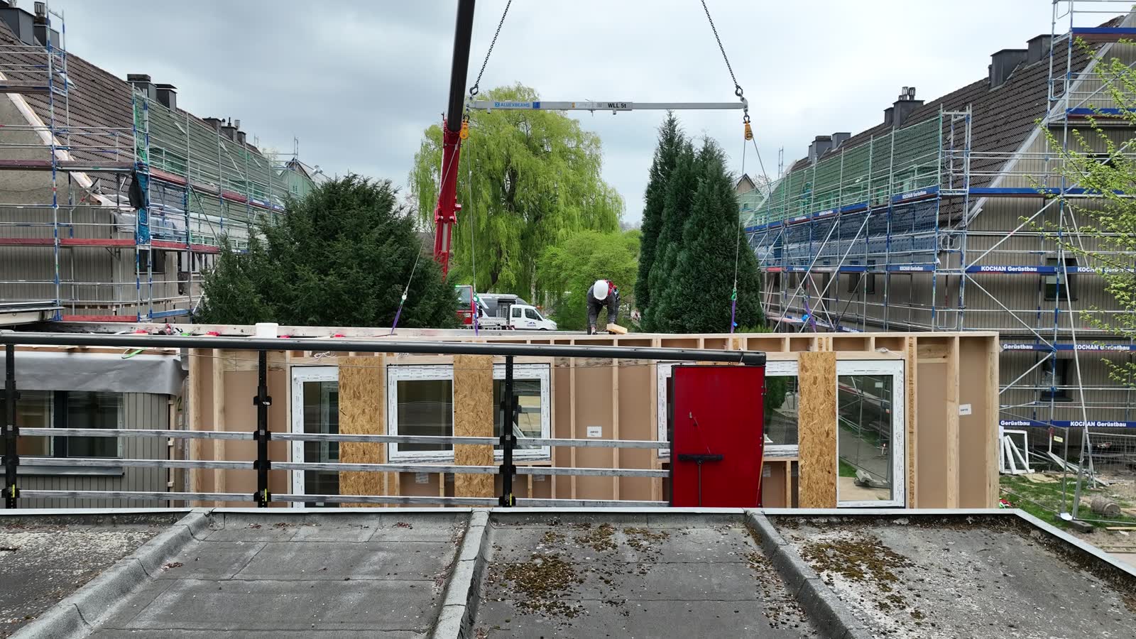 Luftaufnahme eines Mehrfamilienhauses mit seriell vorgefertigter Holzrahmen-Fassade